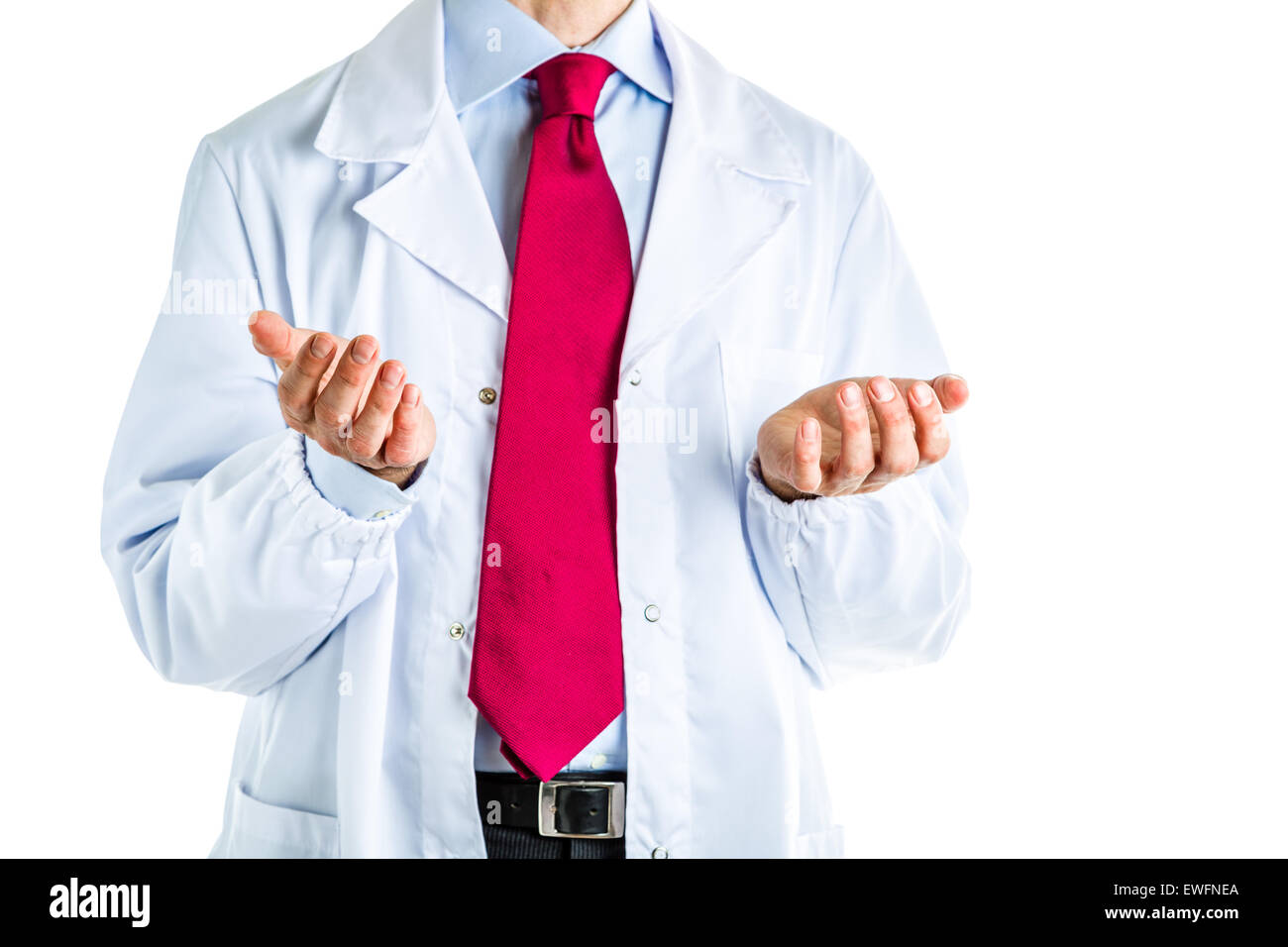 Homme de race blanche médecin habillé en robe blanche, chemise bleue et cravate rouge fait des geste les paumes vers le haut Banque D'Images