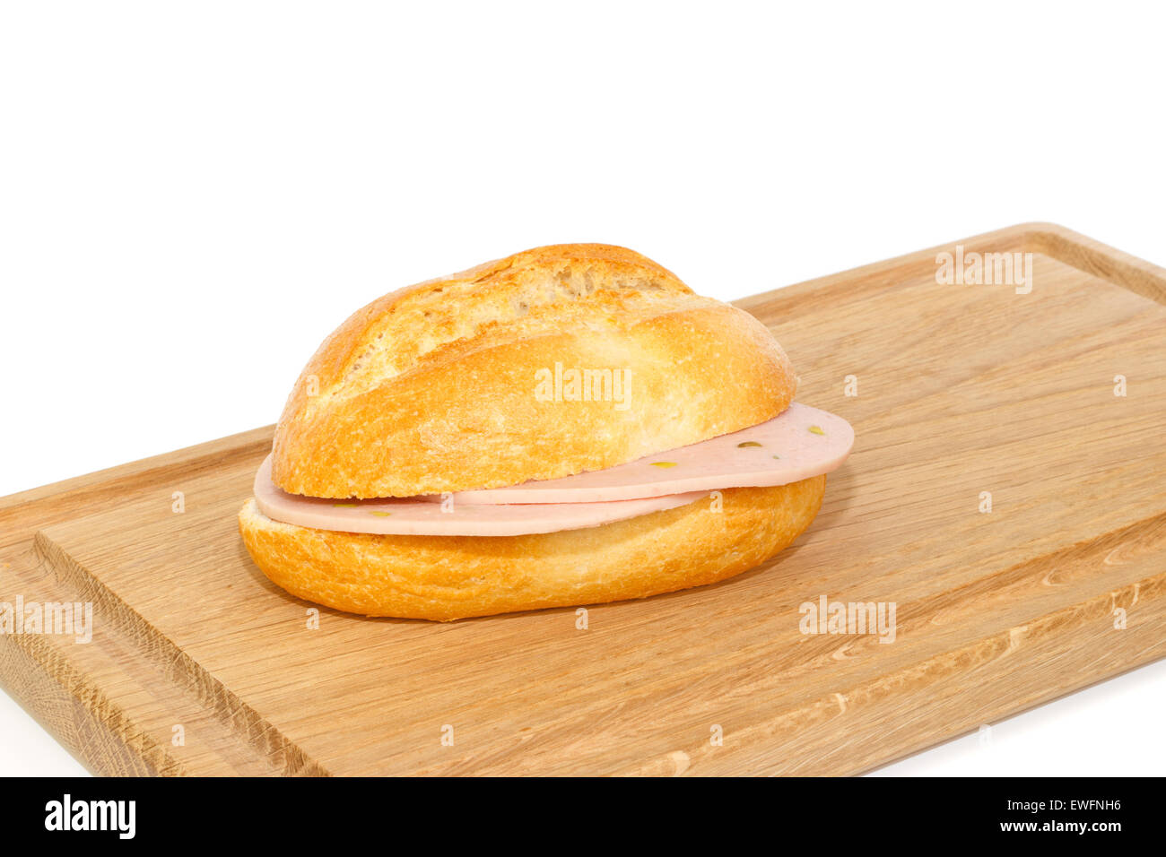 L'allemand de pain avec un petit-déjeuner sur la mortadelle en bois bac contre fond blanc Banque D'Images