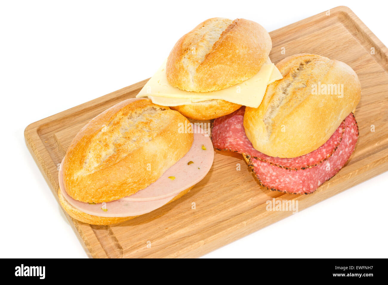 Petits pains allemands avec mortadelle, fromage et poivre cervelat sur un plateau de petit-déjeuner en bois Banque D'Images Petits pains allemands avec mortadelle, fromage et poivre cervelat sur un plateau de petit-déjeuner en bois Banque D'Images