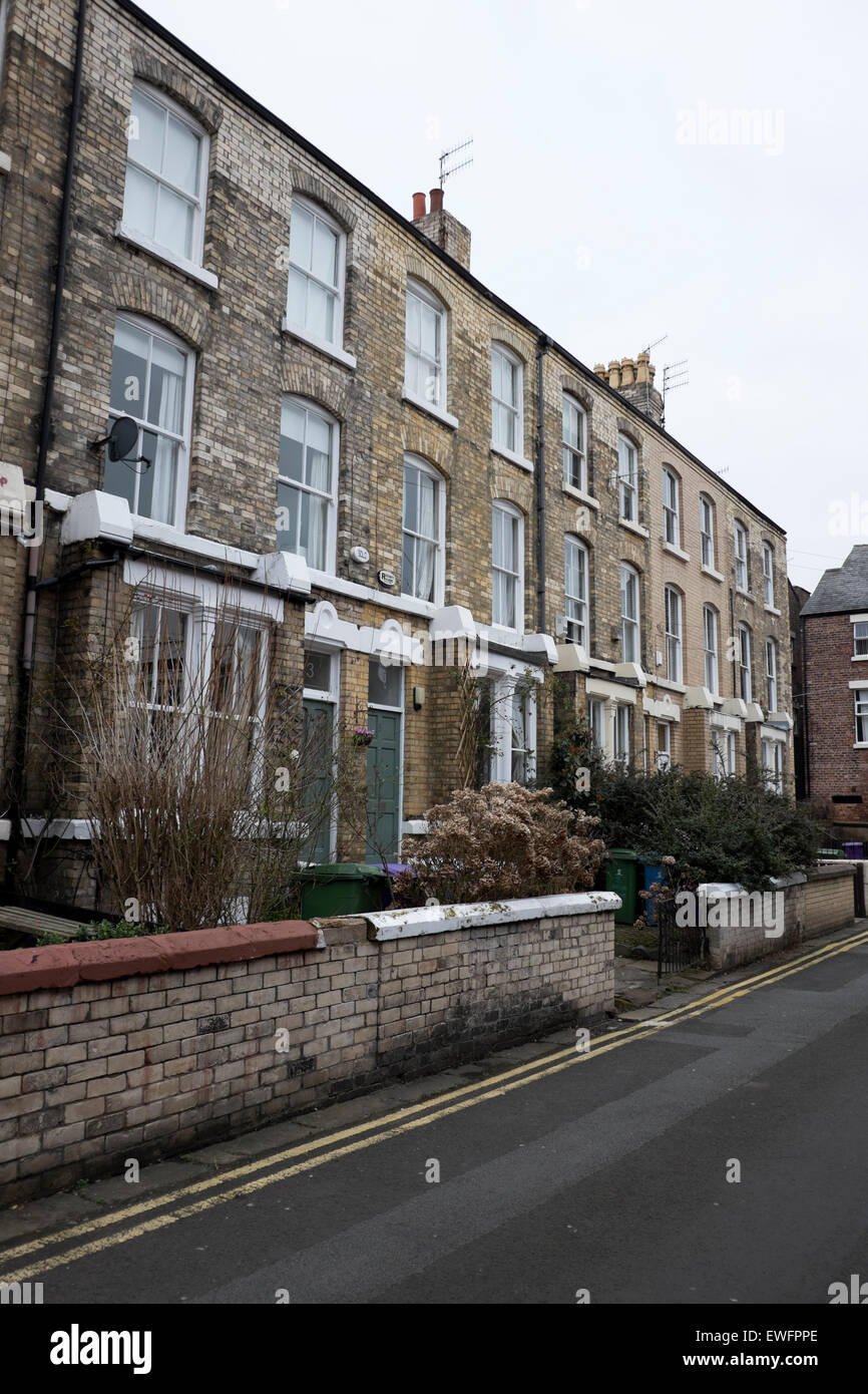 Maisons mitoyennes de style victorien traditionnel Anglais UK Banque D'Images