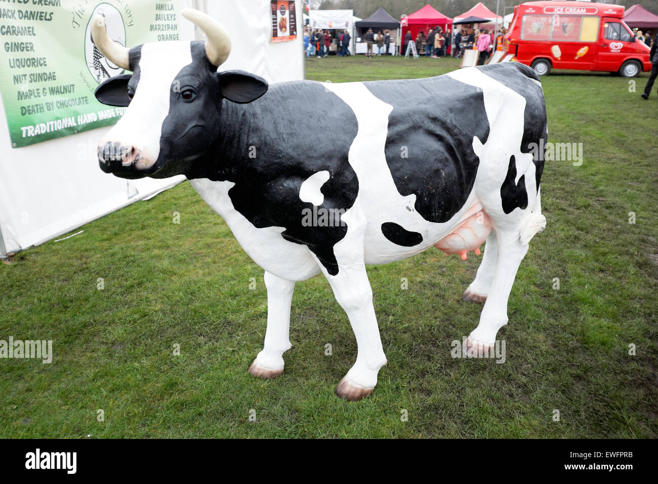 Vache de race Frisonne en plastique noir et blanc lait laitiers Banque D'Images