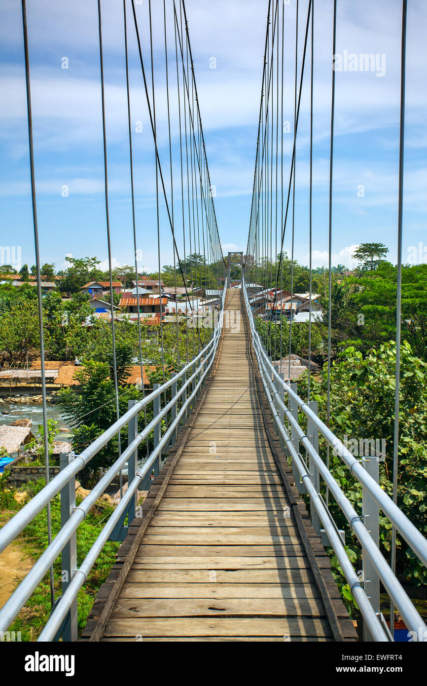 Pont de corde à Bukit Lawang village, Sumatra, Indonésie Banque D'Images