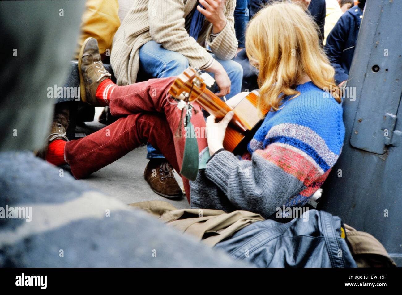 Berlin, République démocratique allemande, un jeune homme qui joue de la guitare Banque D'Images