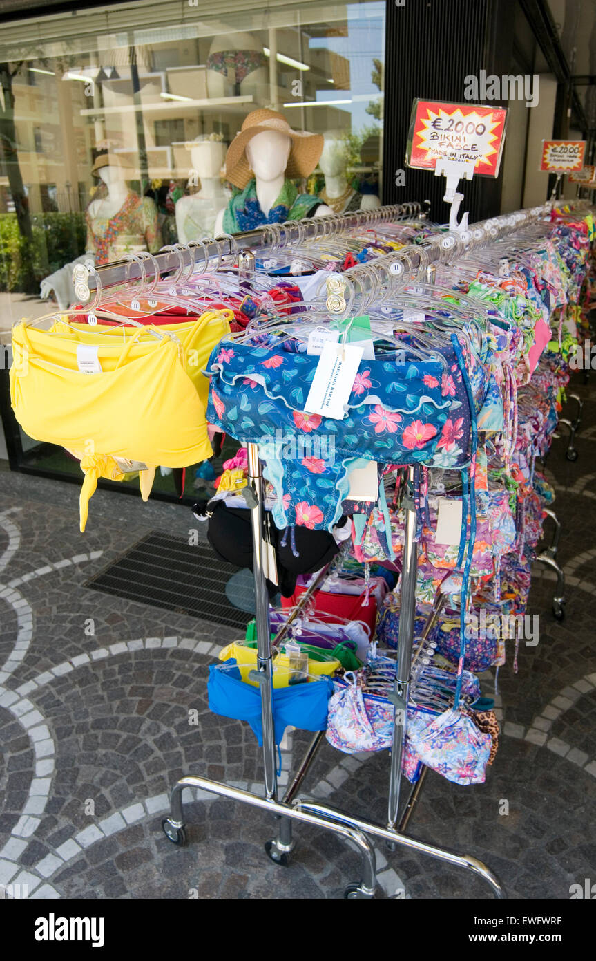 Bikinis bikini l'été de l'image corporelle des femmes organes dbo timide prude prude Banque D'Images