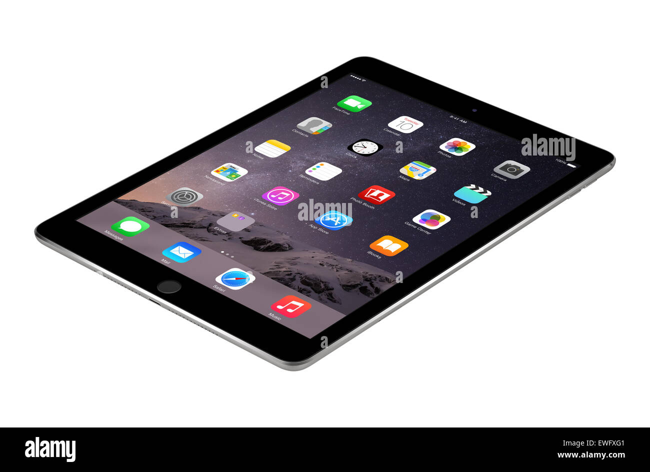 Varna, Bulgarie - Février 04, 2014 : l'espace Apple iPad Air gris avec 2 touch ID affiche l'écran d'iOS 8 se trouve sur la surface. Banque D'Images