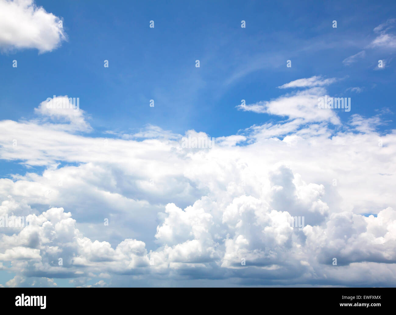 Ciel bleu, nuages blancs, résumé fond naturel. Banque D'Images