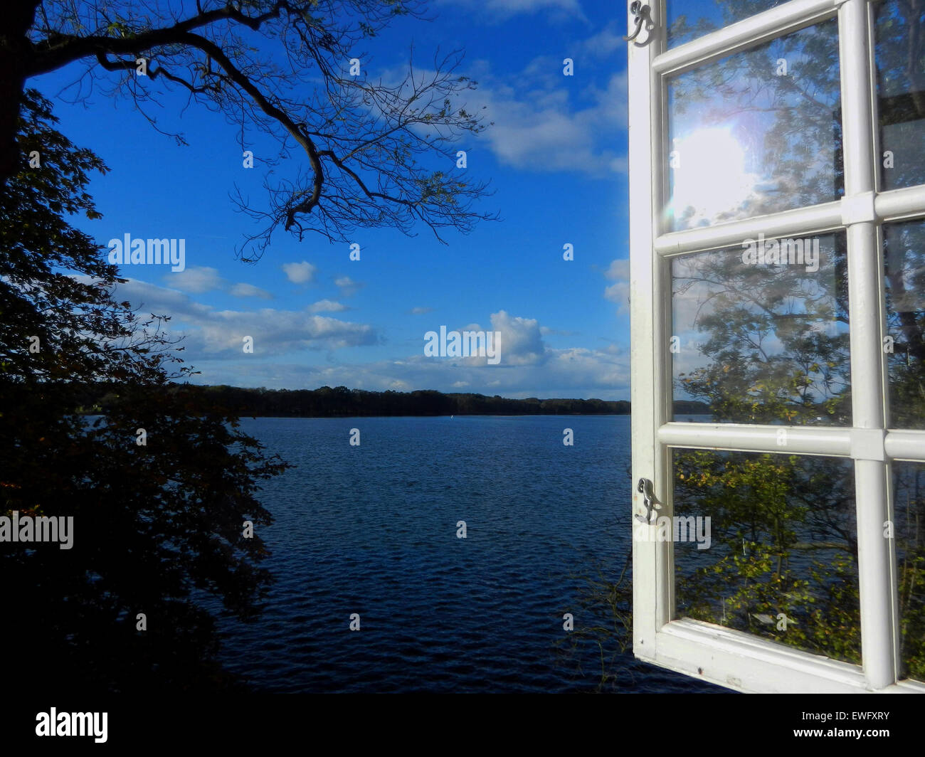 Waren, Allemagne, vue depuis une fenêtre ouverte sur un lac Banque D'Images