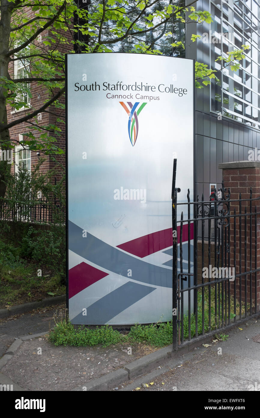 Enseigne à l'extérieur du campus sud de Cannock Staffordshire College Banque D'Images