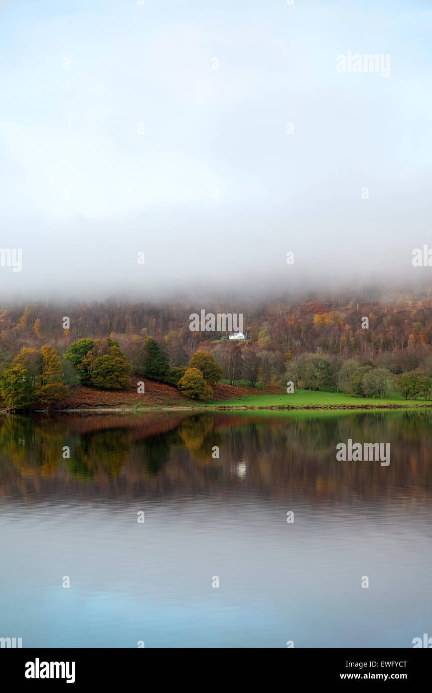 Automne Brouillard sur Loch Tummel et de bois, de Highland Perthshire, en Écosse. Banque D'Images