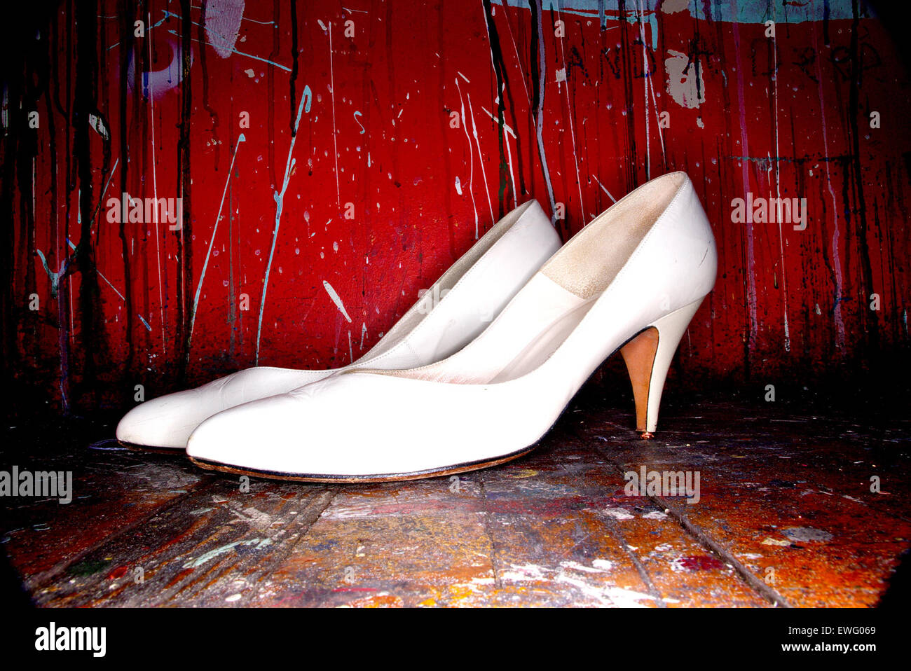 Chaussures pour femmes blanc sur fond rouge Banque D'Images