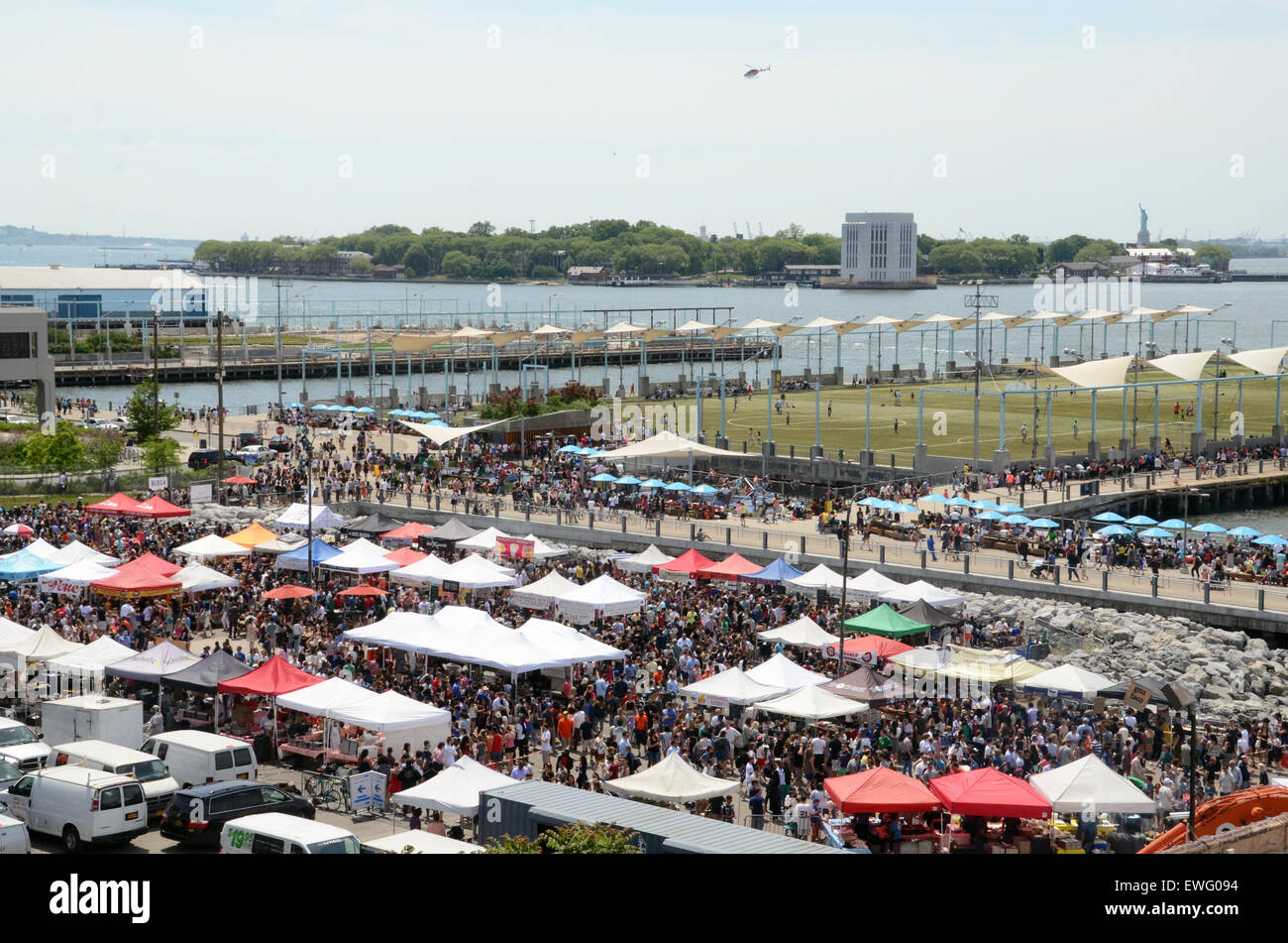 Un Smorgasburg marché alimentaire aux puces de Brooklyn Banque D'Images