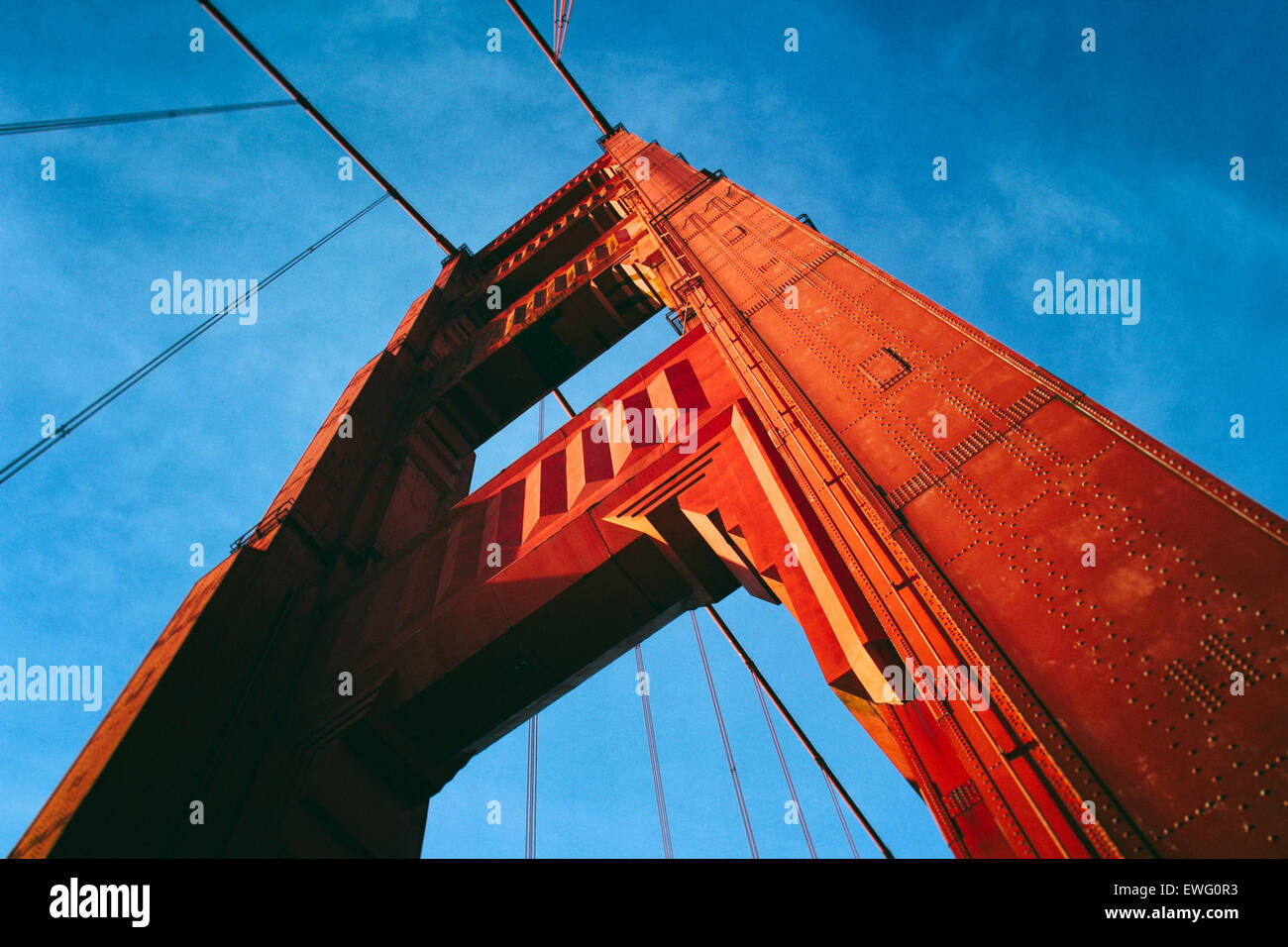 Cette image montre le Golden Gate Bridge posé contre un ciel bleu clair. L'emblématique pont suspendu enjambe le détroit du Golden Gate, reliant San Francisco au comté de Marin, en Californie. Connu pour sa couleur rouge orangé distinctive, le Golden Gate Bridge est l'une des structures les plus reconnaissables au monde, symbolisant la ville de San Francisco. Banque D'Images