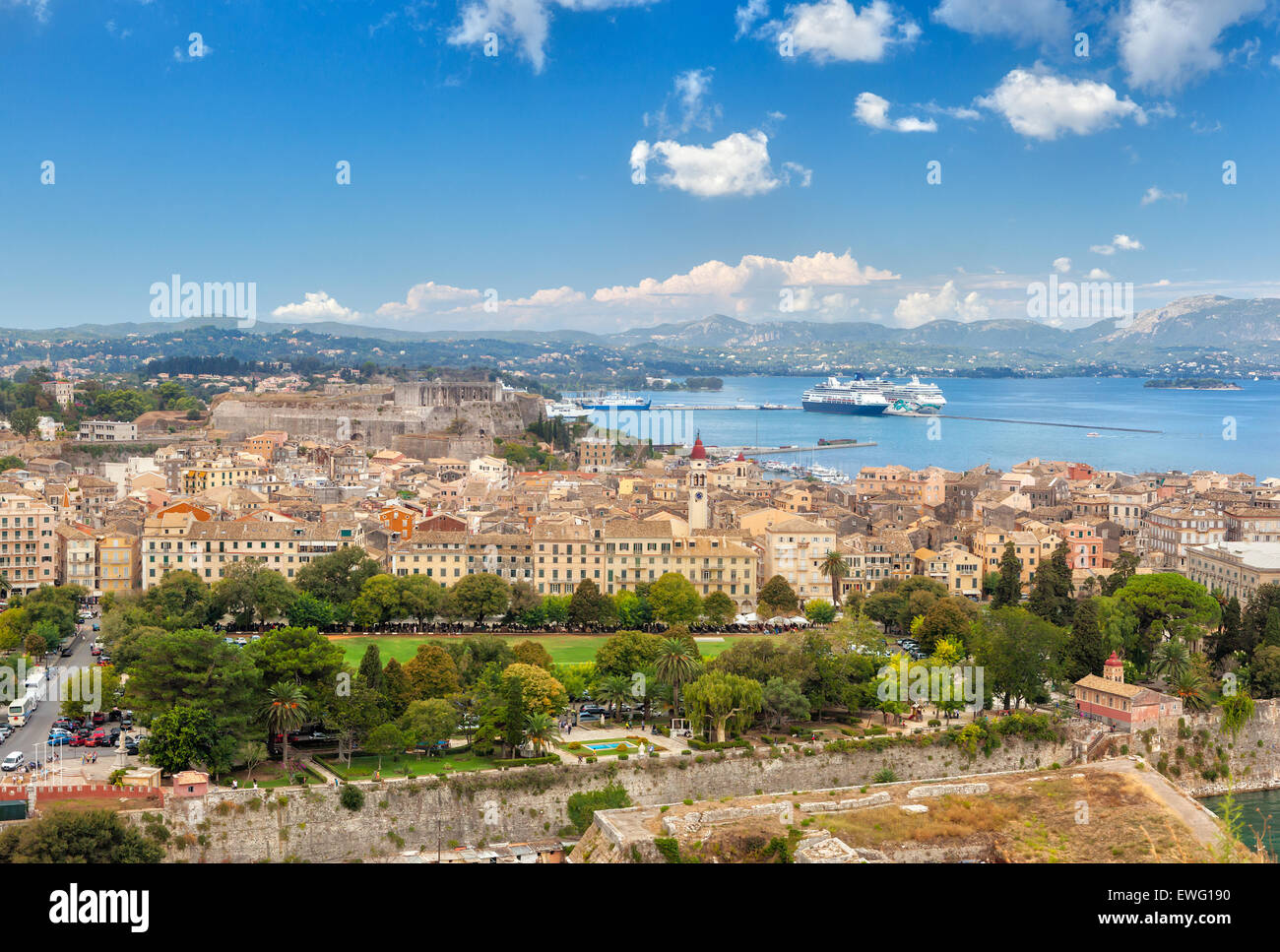 Vue aérienne de vieux bâtiments de la ville à partir de la forteresse vénitienne, Kerkyra, Corfou, Grèce Banque D'Images
