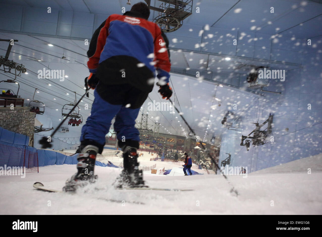 Dubaï, Émirats Arabes Unis, les skieurs dans le Ski Dubaï indoor Banque D'Images