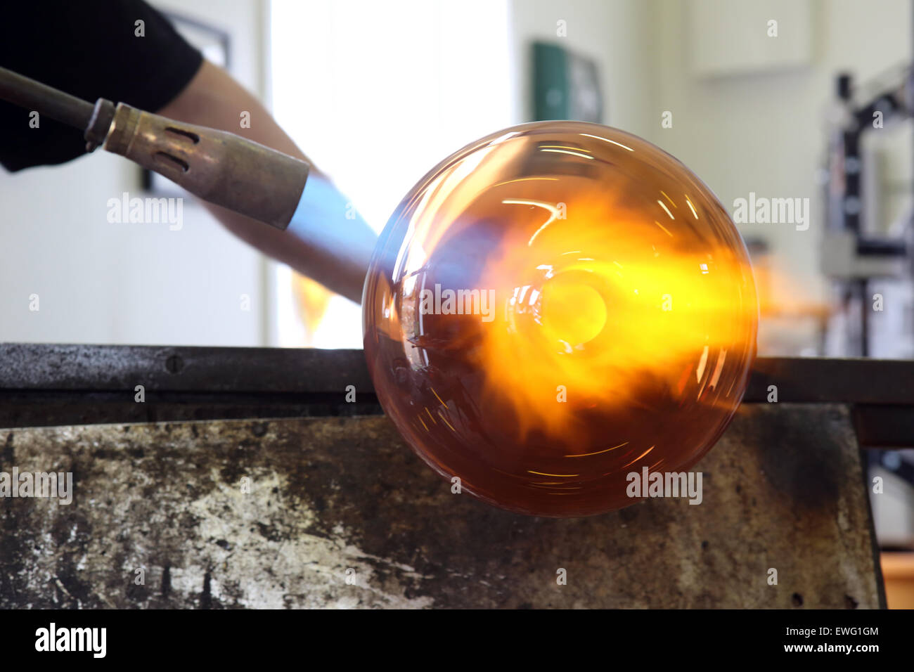 Örsjö, Suède, sphère de verre est chauffé avec un brûleur au gaz Banque D'Images