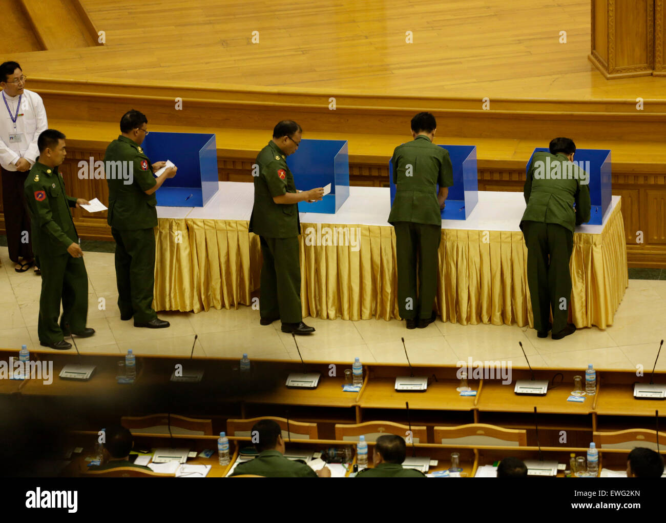 Nay Pyi Taw, le Myanmar. 25 Juin, 2015. Les représentants militaires non élus cochez sur le bulletin de vote avant de le mettre dans l'urne pour la constitution des modifications au cours de la 12ème session ordinaire de l'Union Européenne Parlement Européen à Nay Pyi Taw, Myanmar, 25 juin, 2015. Le parlement du Myanmar le jeudi d'un veto tous les six sections de l'amendement de loi, mais l'un après un débat de trois jours. Credit : U Aung/Xinhua/Alamy Live News Banque D'Images