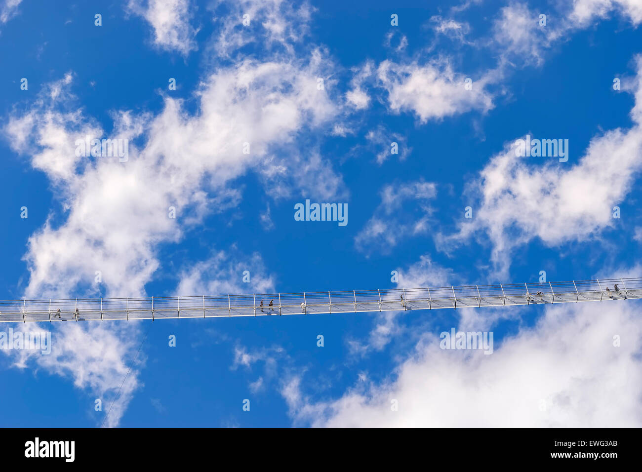 Image d'un pont des chaînes en haute altitude avec ciel bleu et nuages Banque D'Images