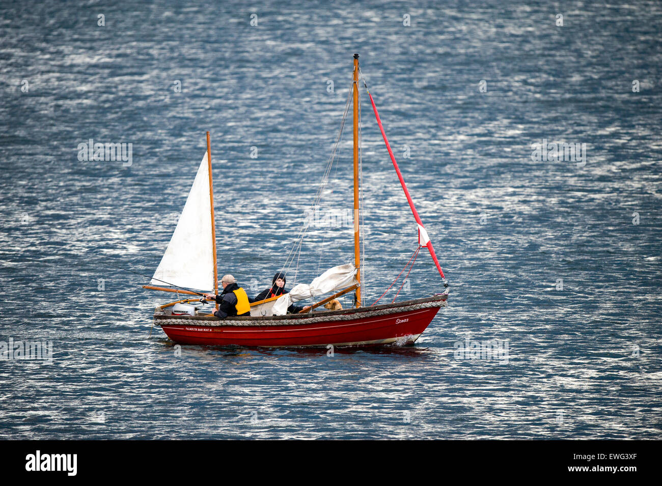Un couple de la voile et de la pêche, avec leur chien, les Highlands écossais. Banque D'Images