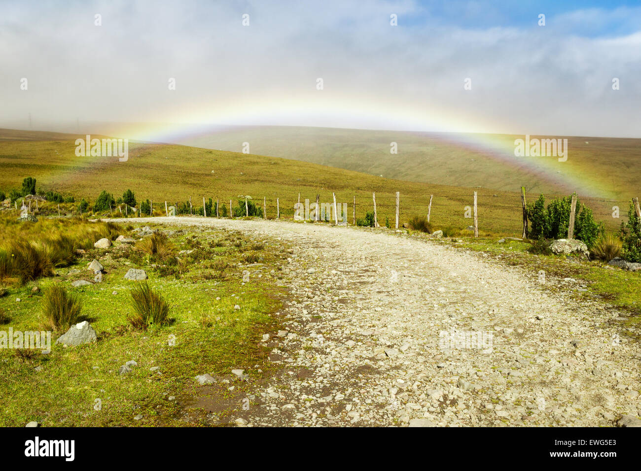 Route de haute altitude avec Rainbow en cordillère des Andes Banque D'Images