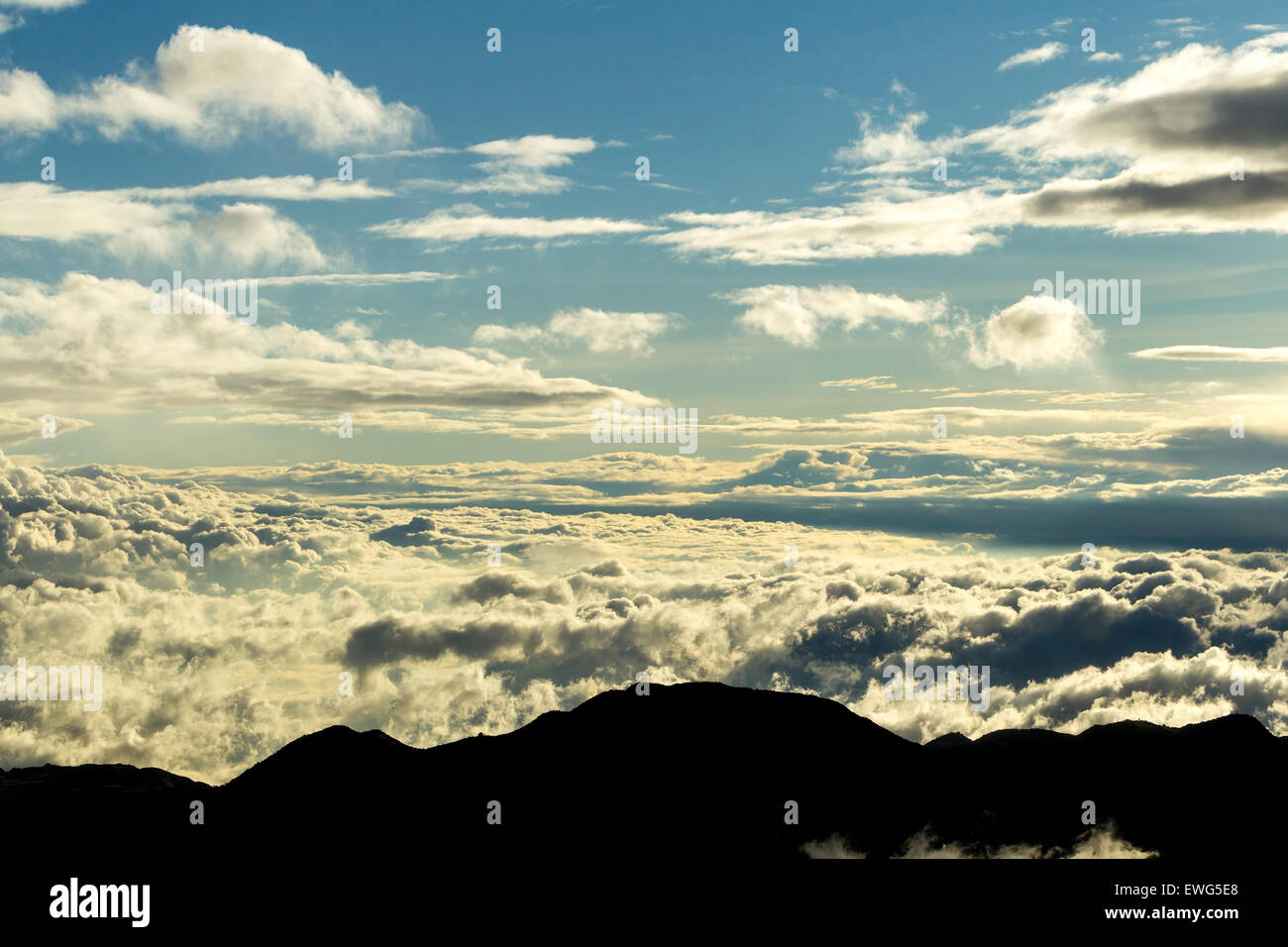 Nuages au coucher du soleil à haute altitude dans la région de Cordillère des Andes vers 5000M Banque D'Images