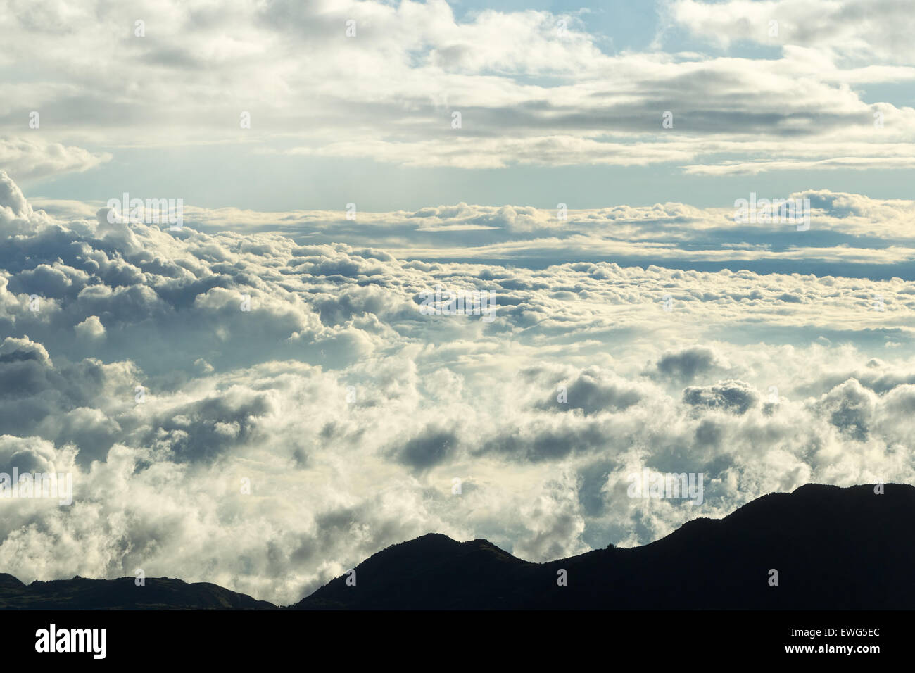 Nuages au coucher du soleil à haute altitude dans la région de Cordillère des Andes vers 5000M Banque D'Images