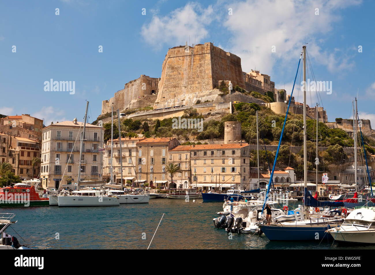 La citadelle de Bonifacio avec la marina de l'avant-plan Banque D'Images