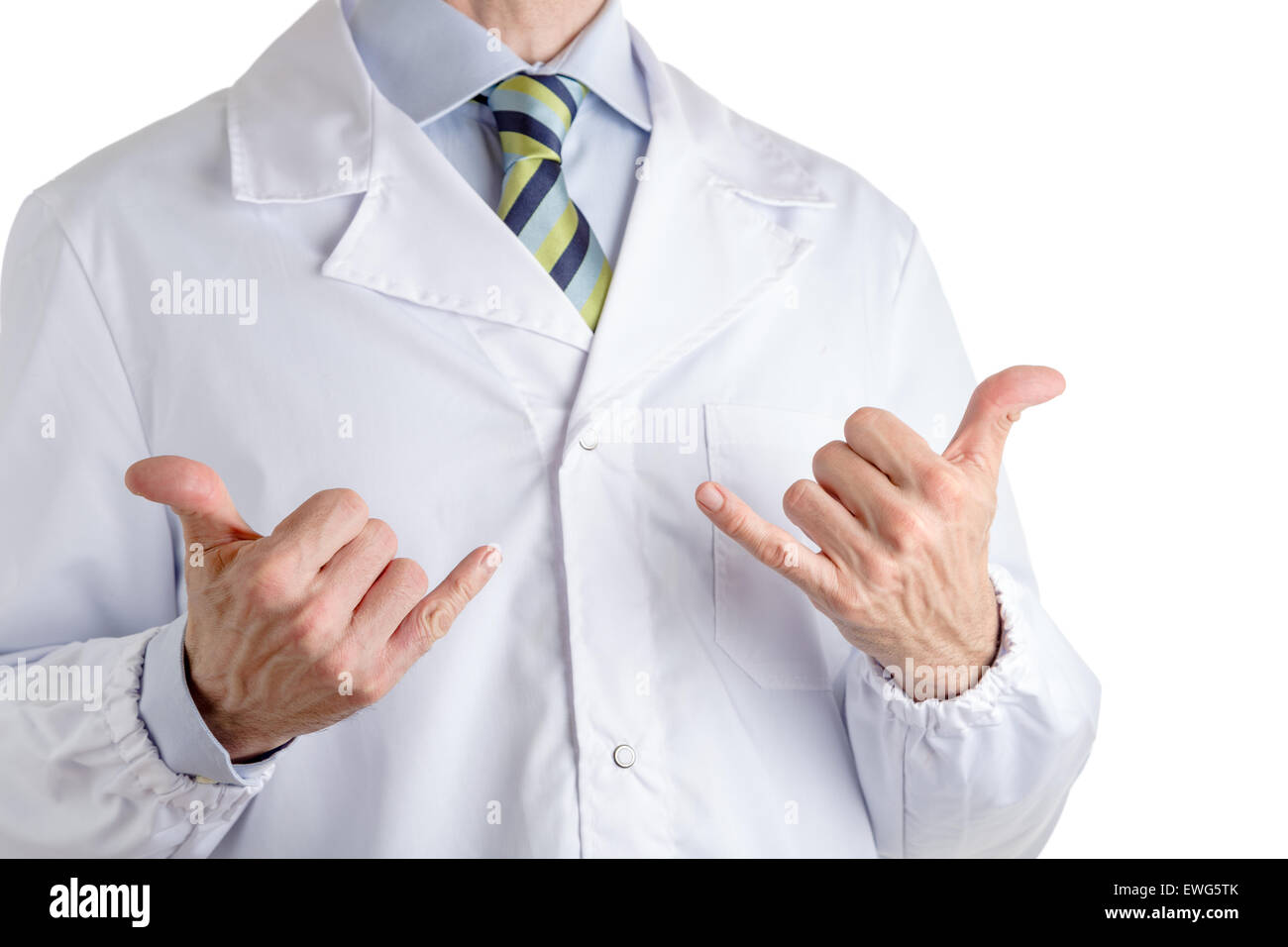 Homme vêtu d'un manteau blanc, bleu clair chemise et cravate régimentaire brillant et bleu foncé, bleu clair et vert rayures, fait shaka Hawaiien ou pendre geste avec les deux mains, tous les sens grâce à droite, bonjour, d'approbation ou d'éloges Banque D'Images