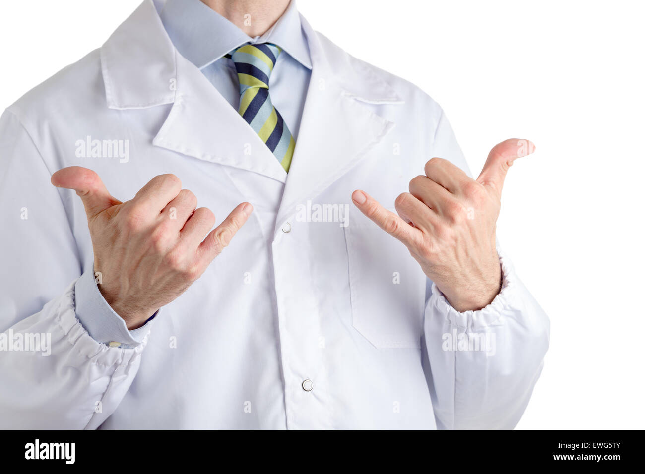 Homme vêtu d'un manteau blanc, bleu clair chemise et cravate régimentaire brillant et bleu foncé, bleu clair et vert rayures, fait shaka Hawaiien ou pendre geste avec les deux mains, tous les sens grâce à droite, bonjour, d'approbation ou d'éloges Banque D'Images