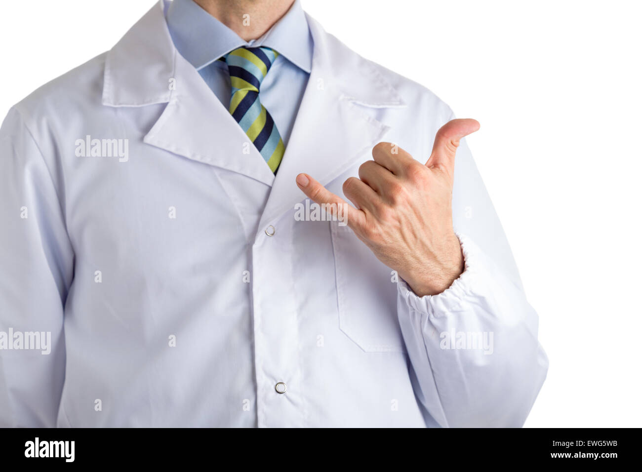 Homme vêtu d'un manteau blanc, bleu clair chemise et cravate régimentaire brillant et bleu foncé, bleu clair et vert rayures, fait pendre ou shaka Hawaiien signifiant grâce, geste très bien, bonjour, d'approbation ou d'éloges Banque D'Images