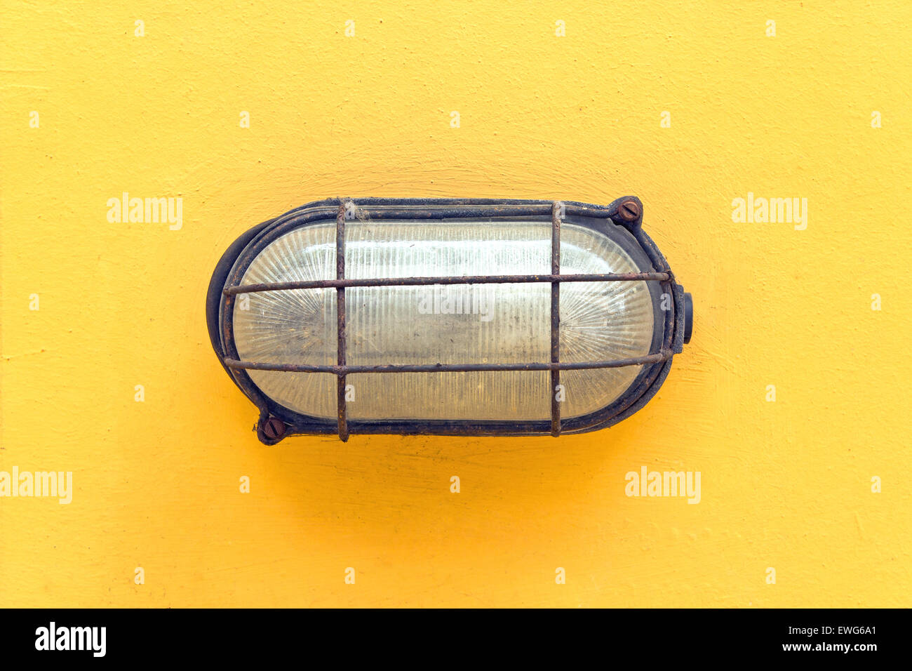 Lanterne sur le mur orange classique Banque D'Images