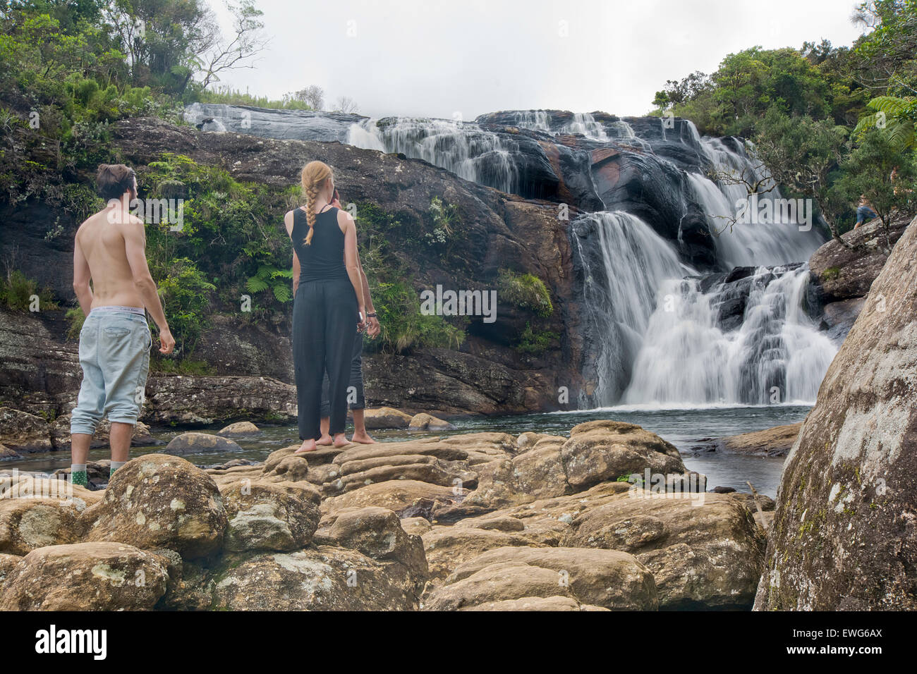 Un groupe de jeunes étrangers suivent la cascade à la fin de boulangers Falls Banque D'Images