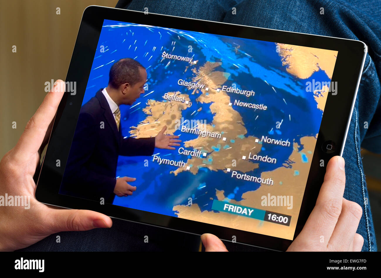 Regarder la météo sur la chaîne BBC News streaming en ligne via un iPad Air Banque D'Images