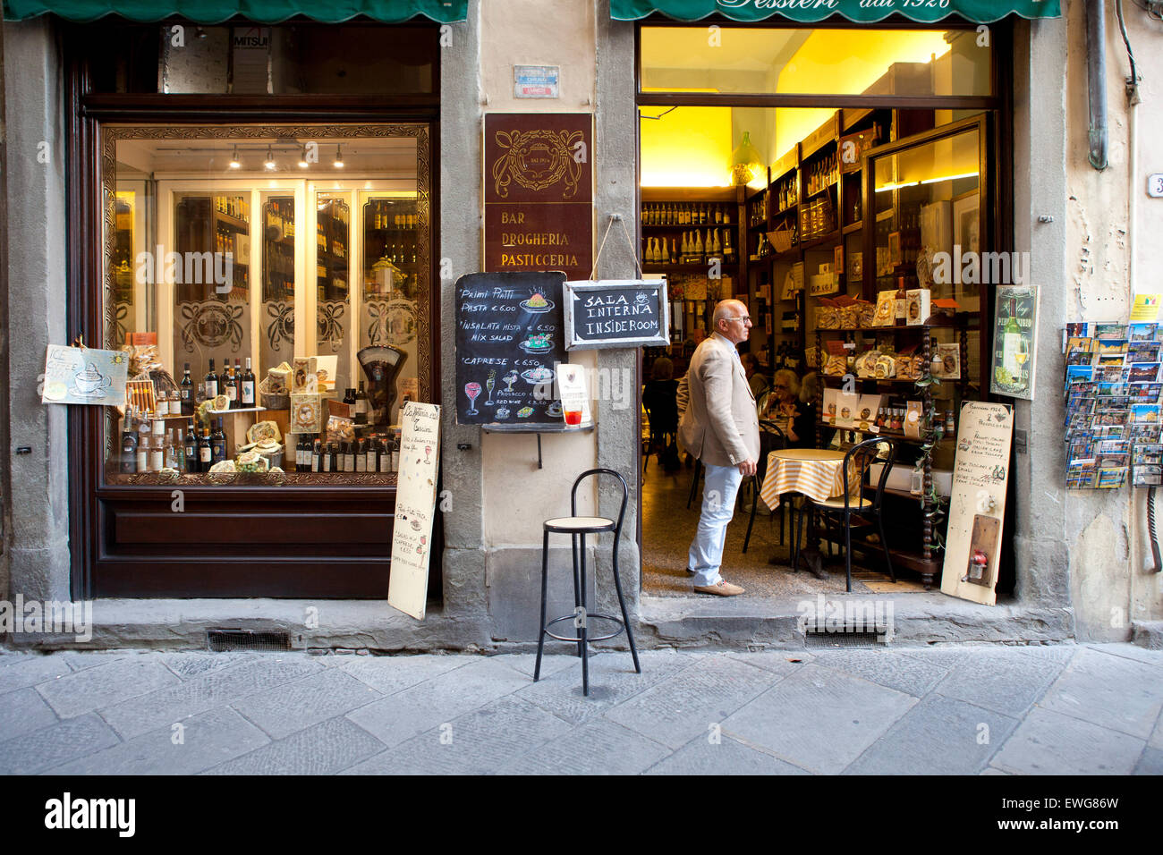 La vieille ville de Lucca Italie boutiques Banque D'Images