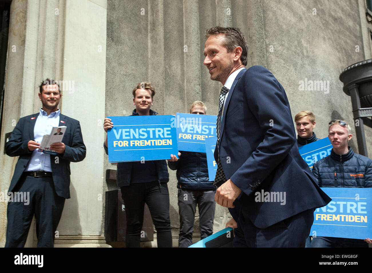 Copenhague, Danemark, le 15 juin 2015 : les dirigeants du parti danois participe à un débat électoral à l'Université de Copenhague. Sur la photo d'un vice-président, Kristain Jensen, Venstre (lire : La Libera lParty) arrive à l'université avec un line-up de partisans derrière lui Banque D'Images