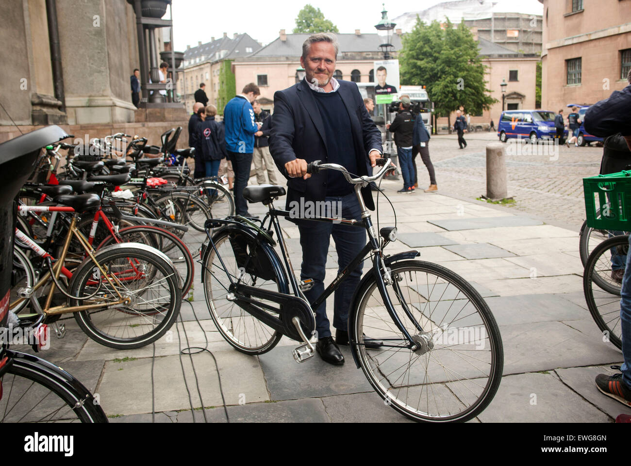 Copenhague, Danemark, le 15 juin 2015 : les dirigeants du parti danois participe à un débat électoral à l'Université de Copenhague. Ici sur la photo Le président Anders Samuelsen, l'Alliance libérale, arrivant à l'université en vélo Banque D'Images