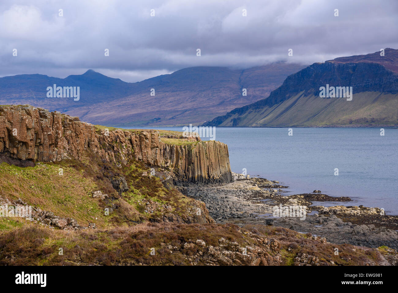 Les colonnes de basalte, rock formation, des falaises sur l'île d'Ulva, Hébrides, Argyll and Bute, Ecosse Banque D'Images