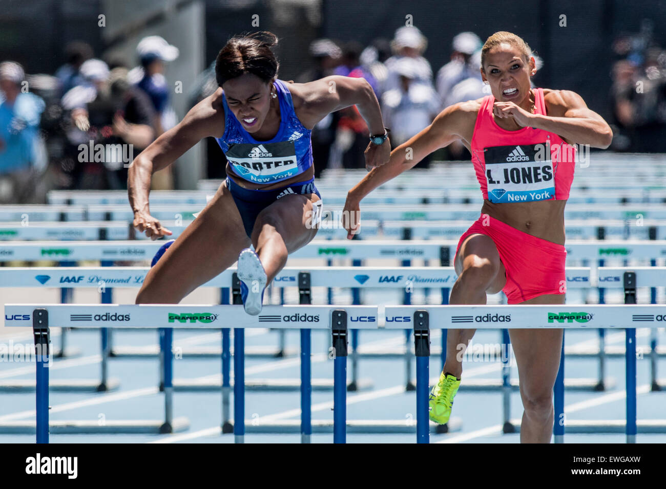 Tiffany Porter (GBR) et Lolo Jones (USA) qui se font concurrence sur les femmes le 100m haies à l'Adidas 2015 Grand Prix de la Ligue de diamant de NEW YORK Banque D'Images