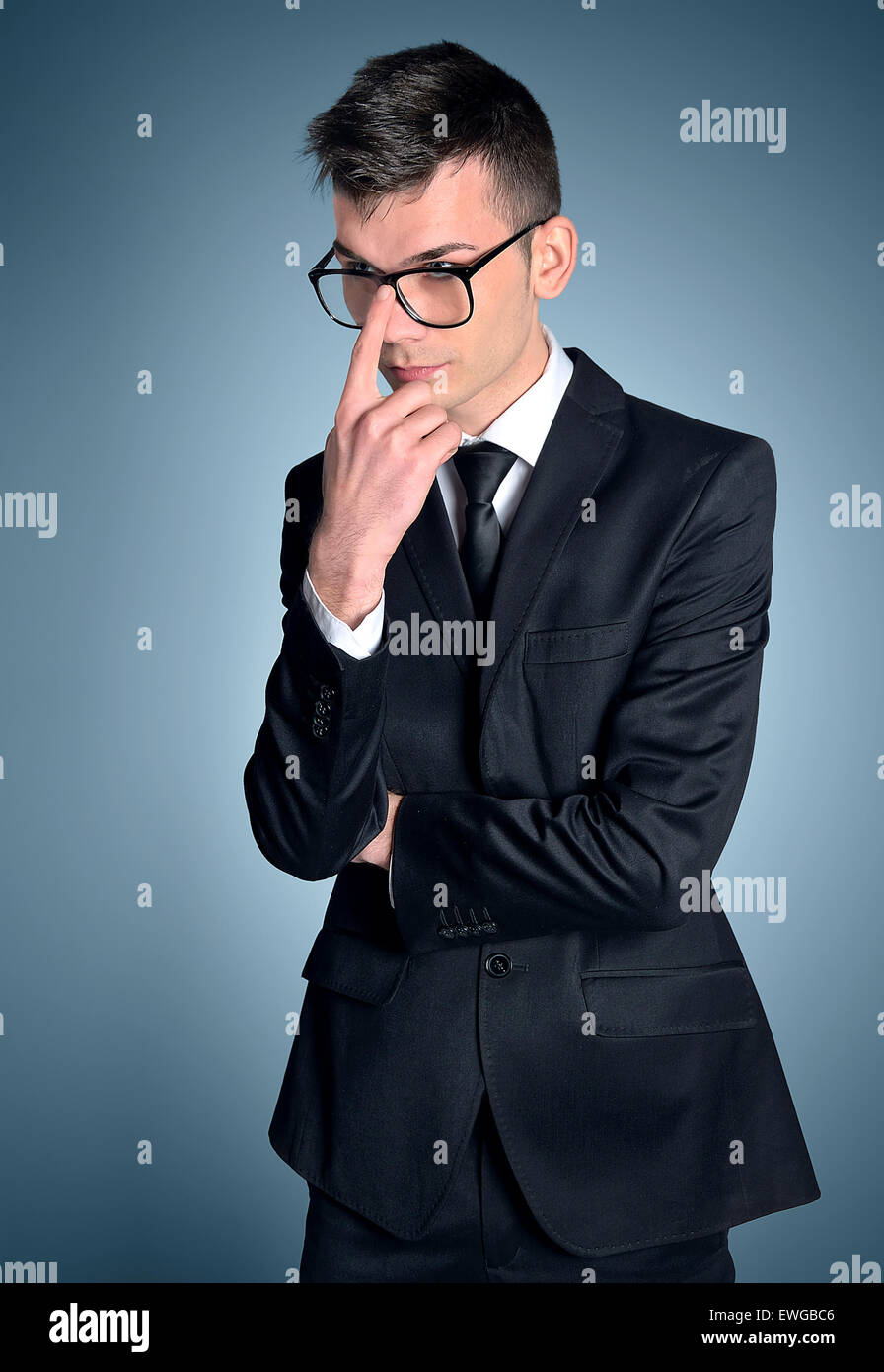 L'homme d'affaires de pensée sur fond bleu Banque D'Images