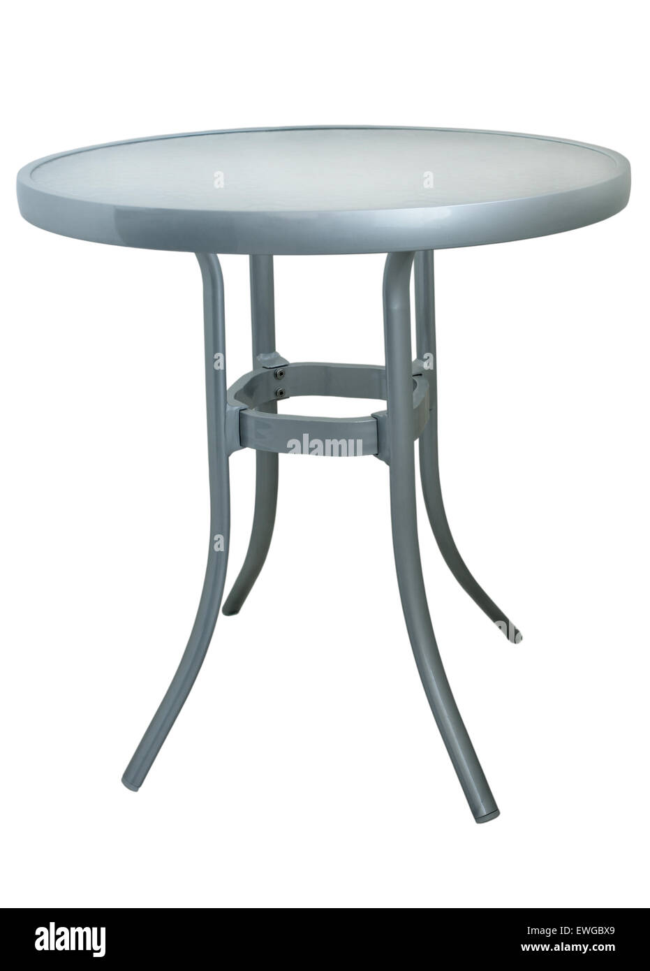 Table basse en aluminium avec plateau en verre isolé sur fond blanc. Banque D'Images