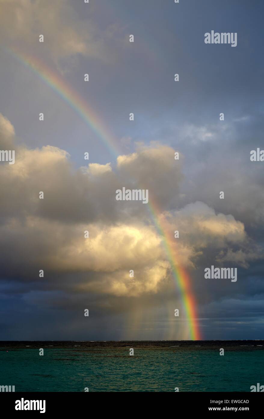 Arc-en-ciel sur la mer Banque D'Images