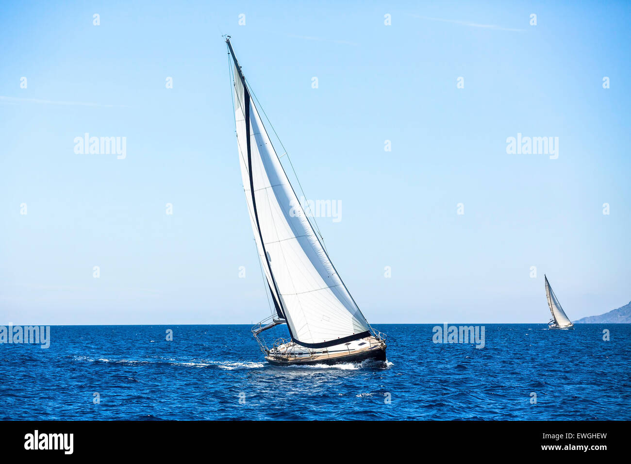 Yachts bateau à voiles blanches dans la mer ouverte. La voile. Bateaux de luxe. Banque D'Images