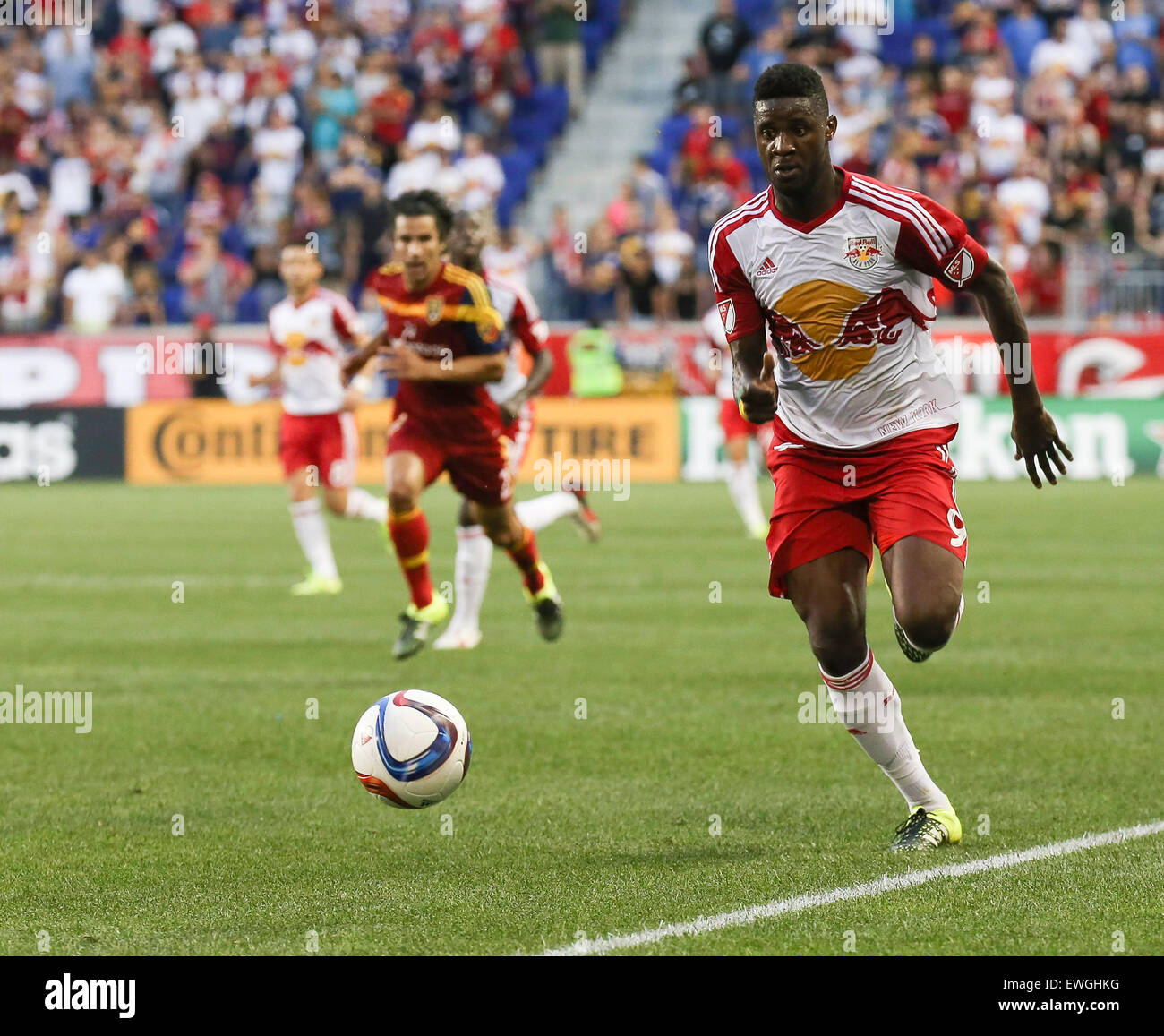 Harrison, NJ, USA. 24 Juin, 2015. New York Red Bulls avant Anatole Bertrand Abang (9) ramener le ballon vers les champs au cours de la MLS match entre les New York Red Bulls et le Real Salt Lake au Red Bull Arena à Harrison, NEW JERSEY. Langish Mike/Cal Sport Media. © csm/Alamy Live News Banque D'Images