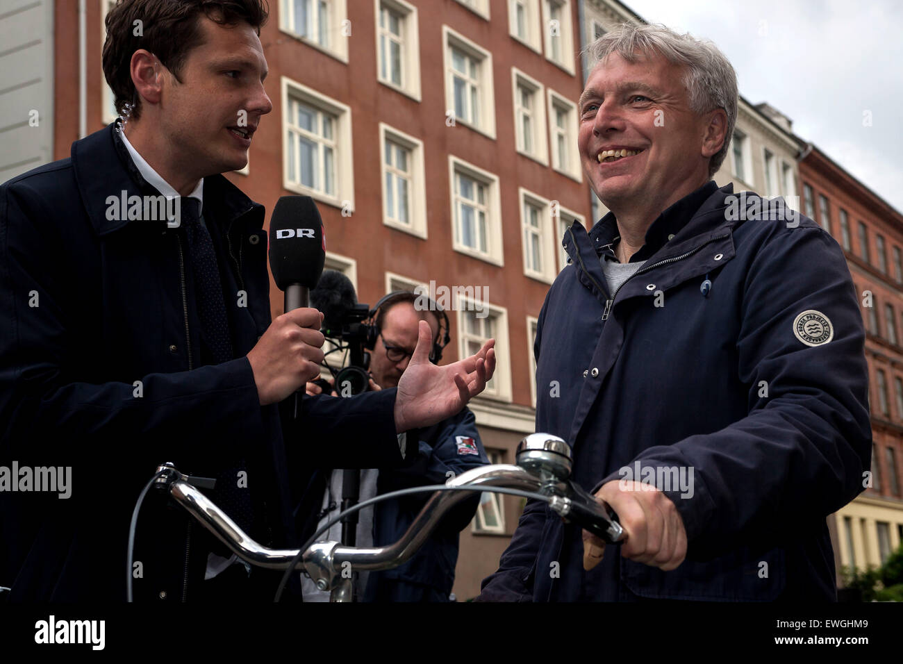 Copenhague, Danemark, June 18th, 2015 : chef du parti danois, Uffe Elbaek (l'Alternative), arrive sur son vélo au bureau de vote à Frederiksberg, Copenhague. Son nouveau parti est le grand surprice dans l'élection et danois peuvent être décisifs pour l'AM pour rester au pouvoir Banque D'Images