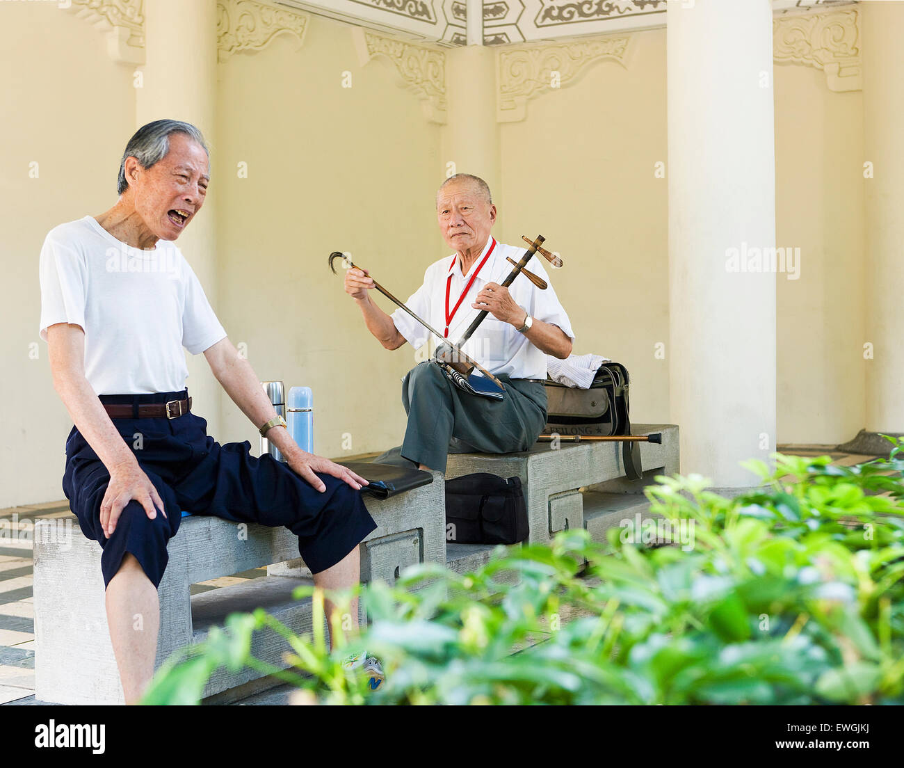 Deux amis profitez de la matinée ensemble et playingg chantant des chansons traditionnelles de l'opéra de Pékin à Taipei, Chiang Ka-shek Memorial Banque D'Images