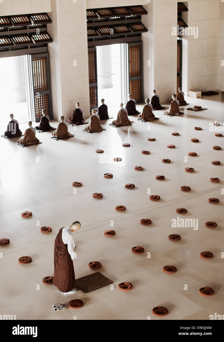 Les moines bouddhistes prier et méditer au monastère de la montagne du tambour du Dharma. Sanjie Village, Jinshan, comté de Taipei, Taiwan, R.O.C. Un Banque D'Images