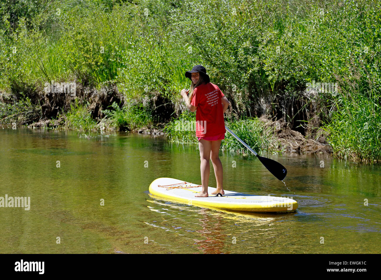 Stand Up Paddle girl, Roaring Fork River, près de Aspen, Colorado USA Banque D'Images