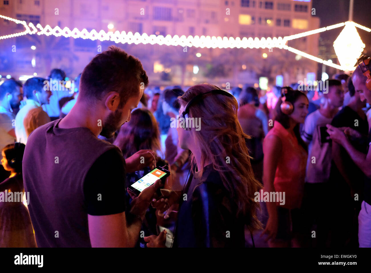 Les jeunes Israéliens de prendre part à une immense discothèque silencieuse Casque Wi-Fi parti en place Rabin au cours de la 'Nuit Blanche' event à Tel Aviv ISRAËL Banque D'Images