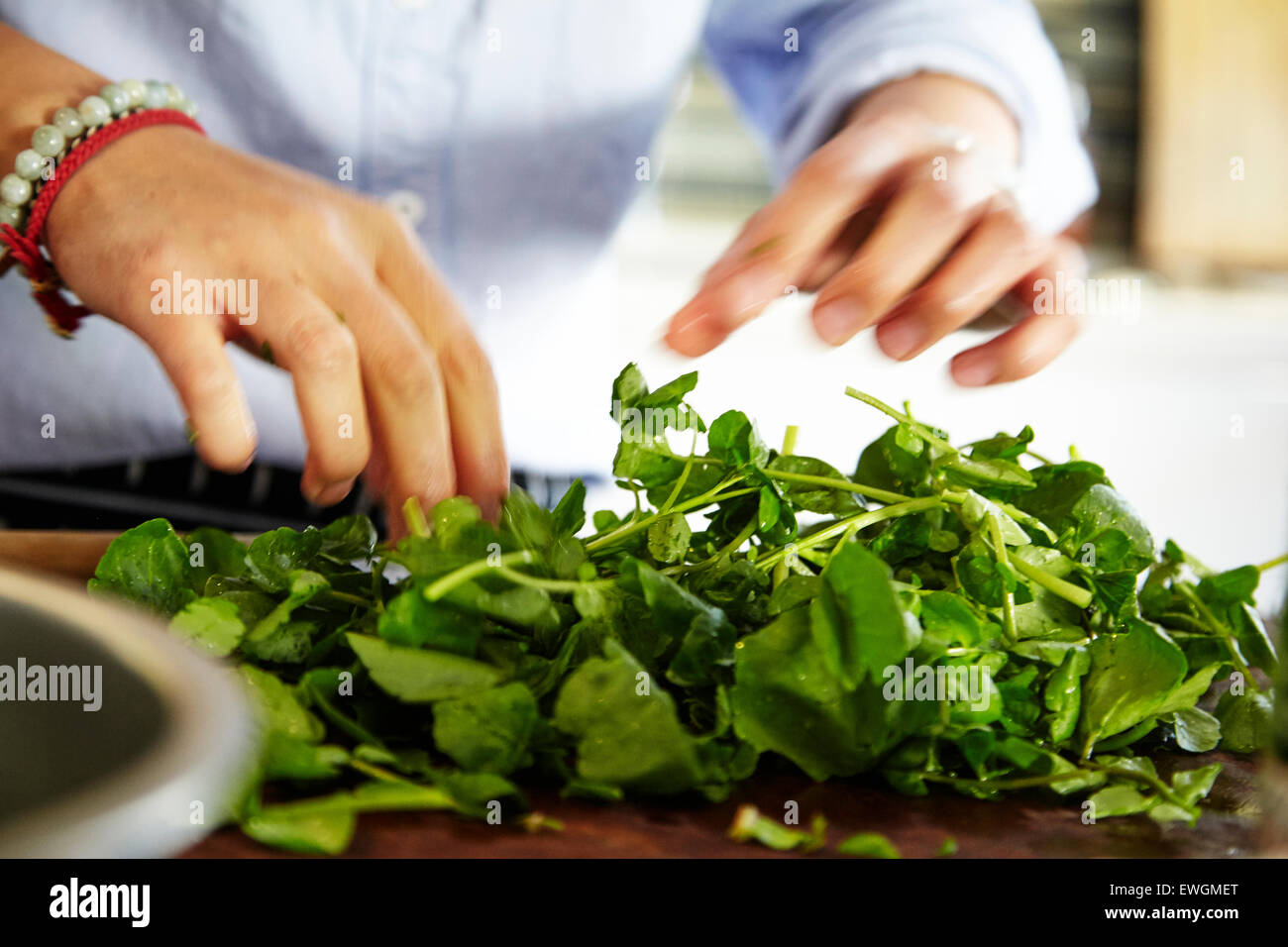 Salade verte sur une planche à découper en bois Banque D'Images