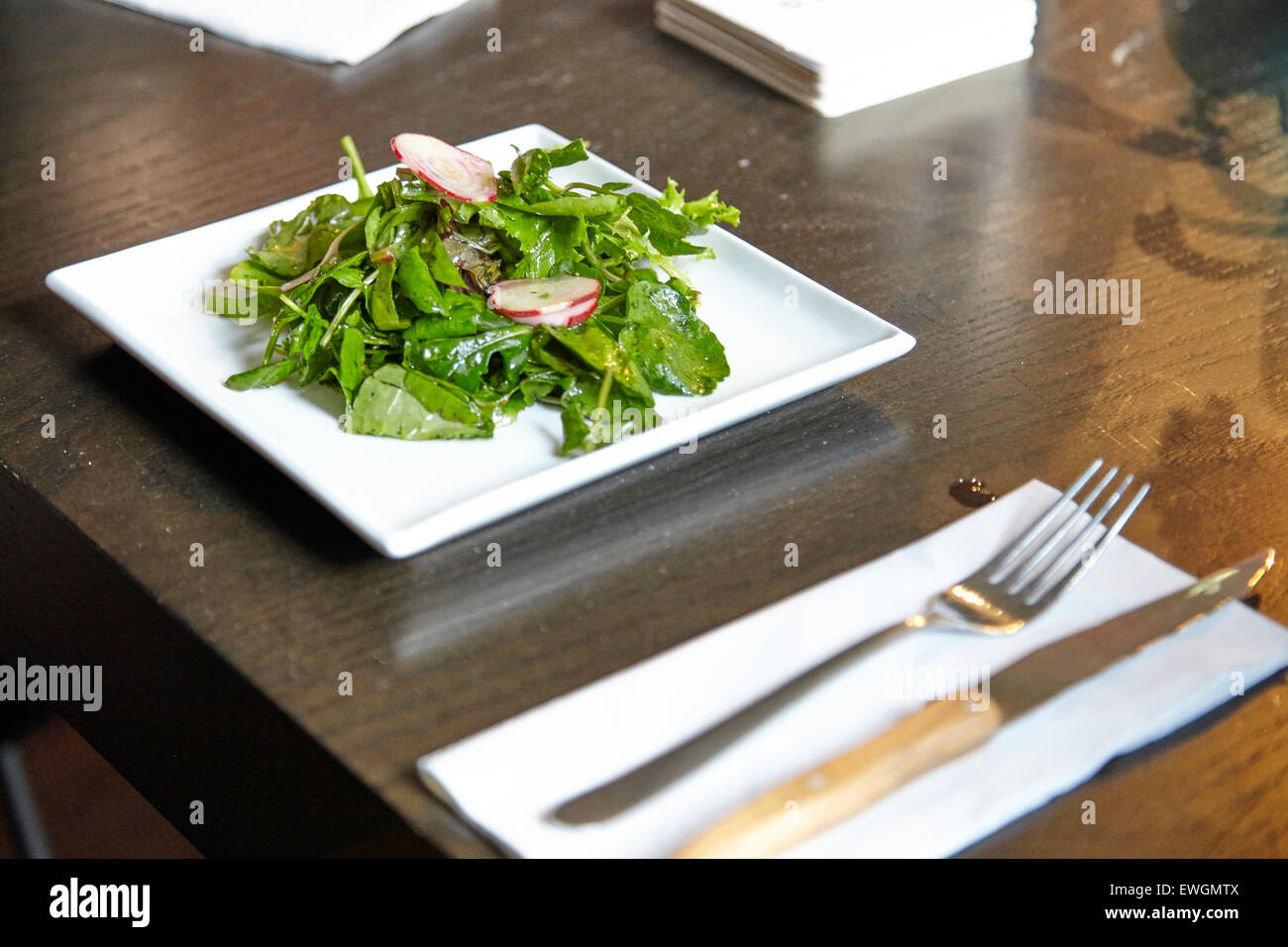 Salade verte fixé à une table Banque D'Images