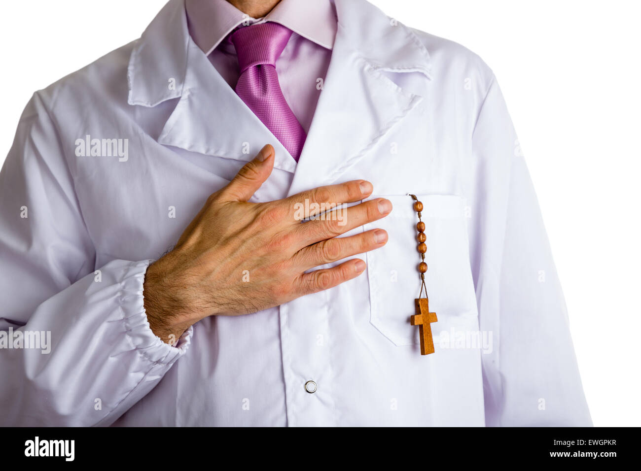Buste d'un homme portant un manteau blanc médical, pâle et brillant chemise fuchsia  fuchsia cravate et garder en Chapelet en bois sur poche coeur Photo Stock -  Alamy